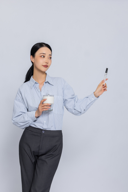 正在上课的女老师高清图