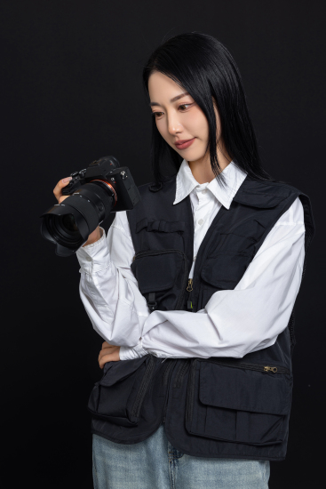 摄影师检查相册高清图