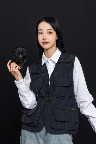 正在工作中的摄影师实拍图