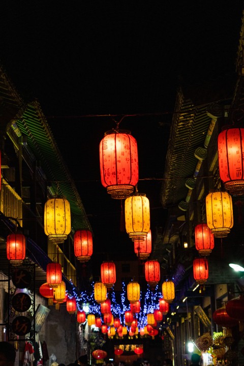 夜晚街边的灯笼高清图版权图片下载