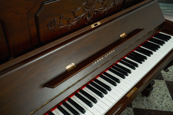 复古钢琴实拍图