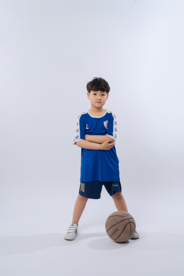 打篮球的少年高清图