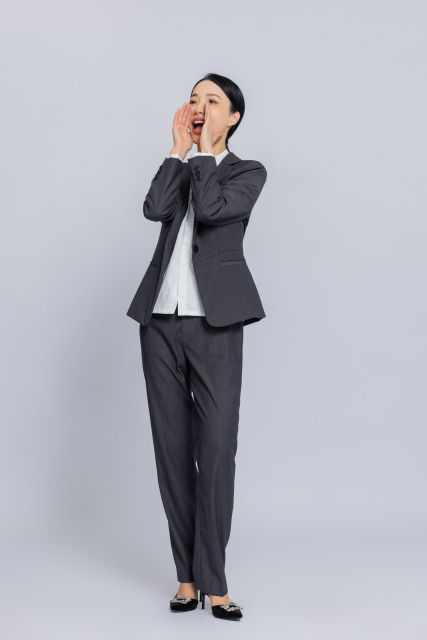 女性职业装呐喊实拍图