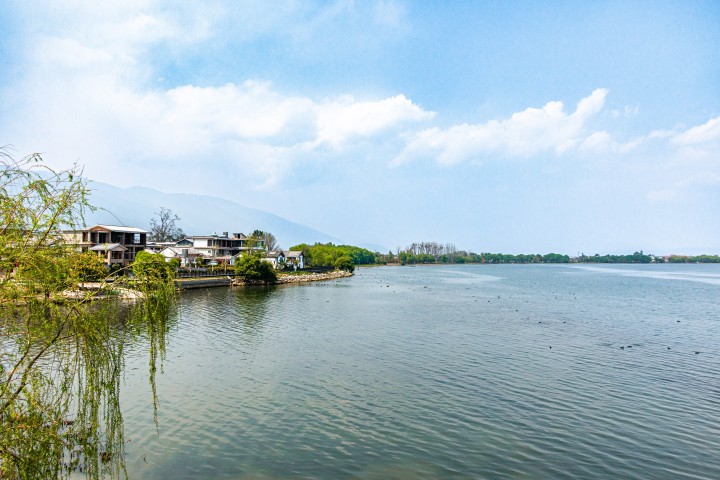 旅游胜地洱海湖畔图版权图片下载