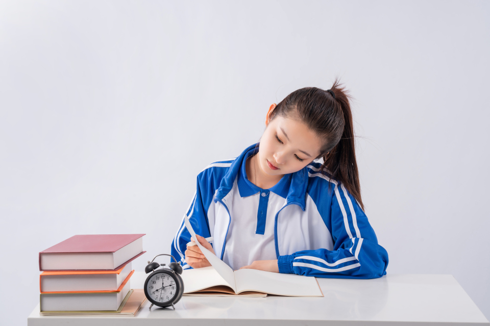 女高中生写作业实拍图