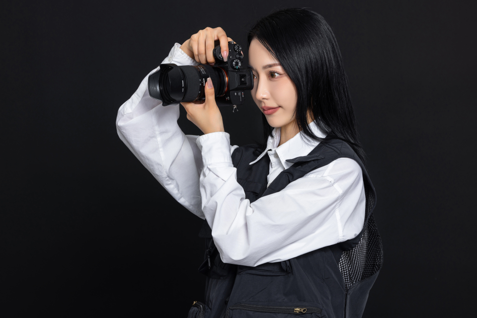 正在工作中的女摄影师高清图