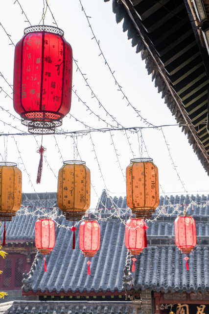 挂灯笼庆新年实拍图