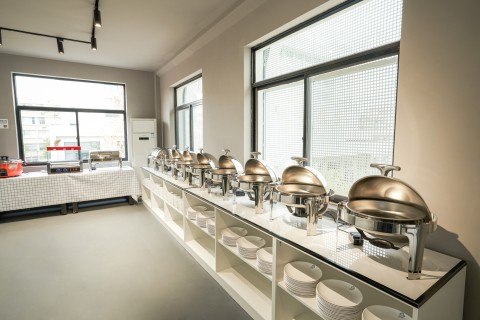 员工食堂餐具展示图