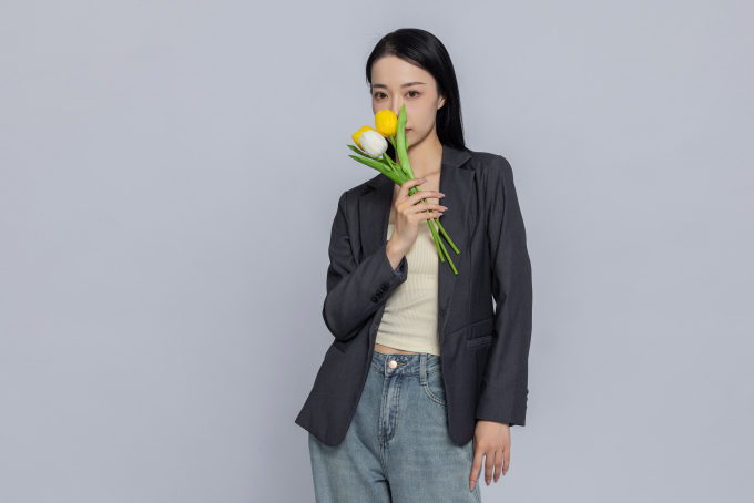 优雅女性手持多彩郁金香实拍图