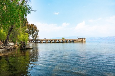 湖边优美风景图