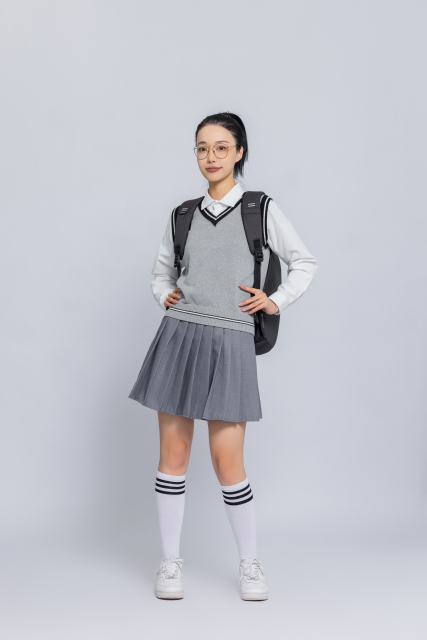 背书包的女大学生实拍图