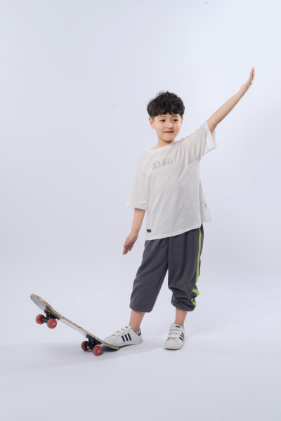 踩着滑板的男孩高清图