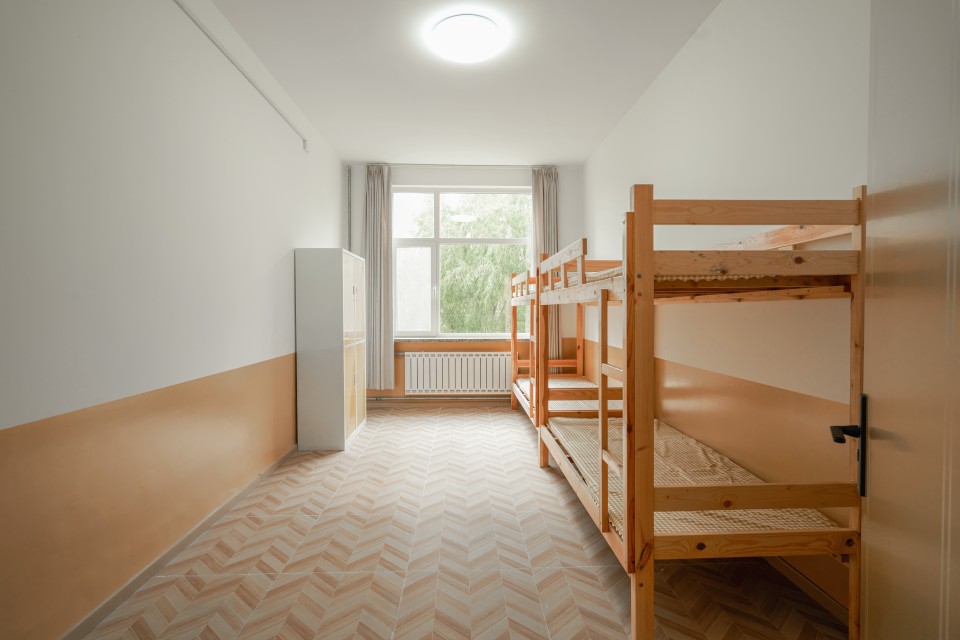 原木宿舍上下铺实拍图