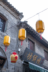中国新年黄色的灯笼实拍图