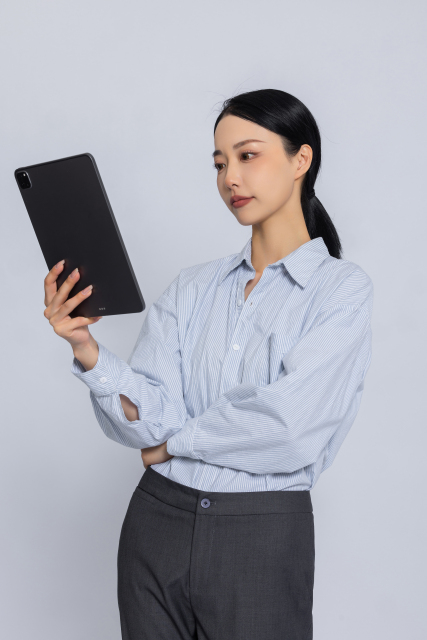 女老师单手拿平板电脑高清图