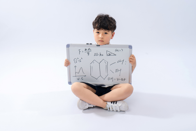 可爱的小男孩拿着白板拍照高清图