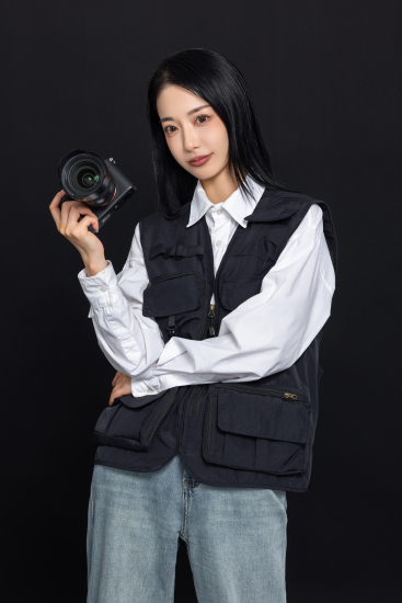 长发女摄影师工作高清图