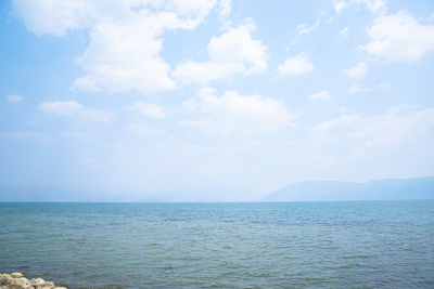 蓝色的洱海风景图