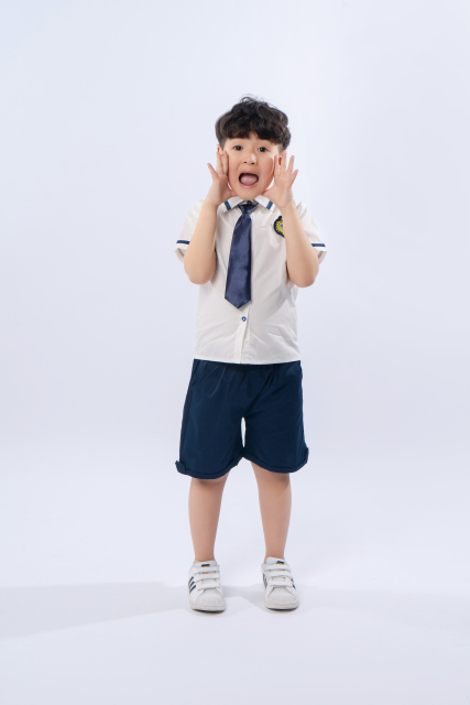 活泼好动的可爱男生高清图