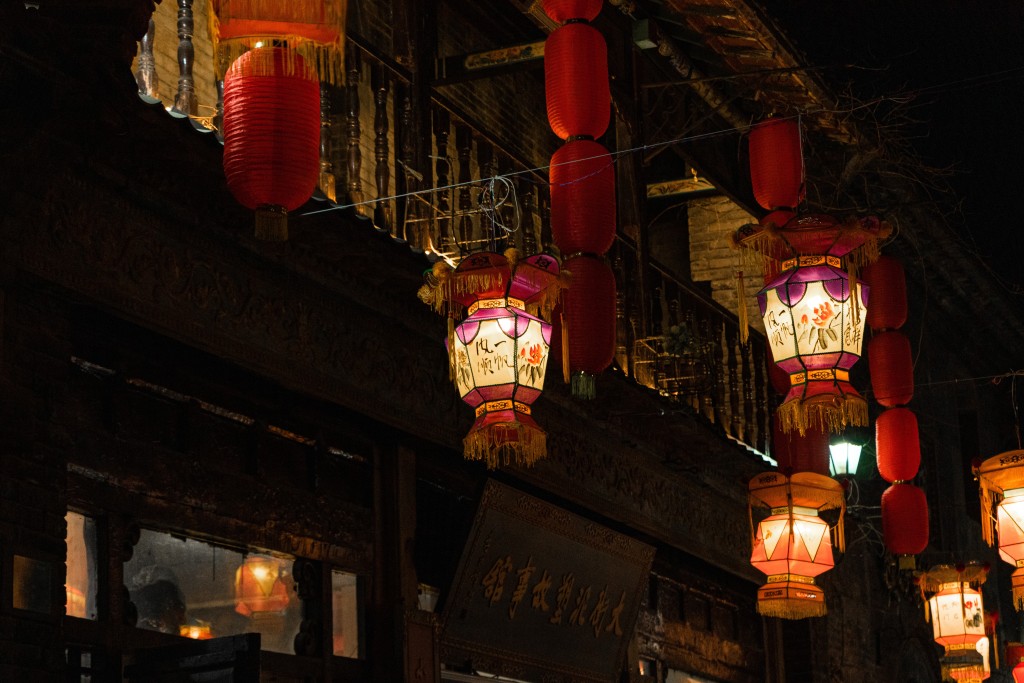 夜晚五彩斑斓的灯笼实拍图版权图片下载