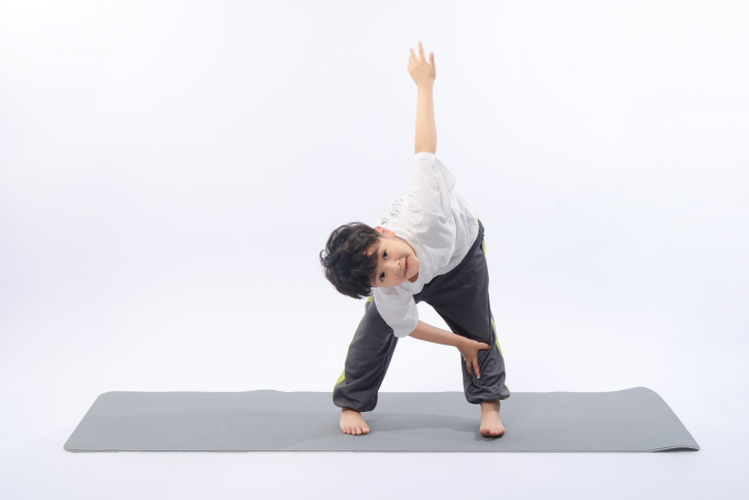 在锻炼的小学生实拍图