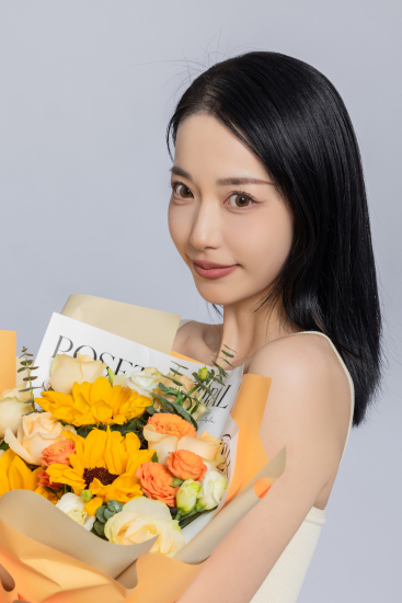 优雅女性手捧鲜花近景实拍图