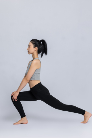 腿部拉伸运动实拍图