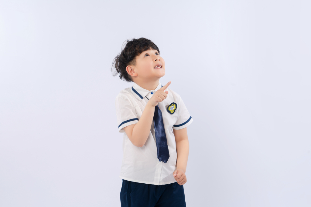 仰头思考的小学生高清图版权图片下载