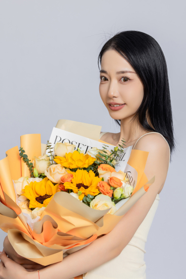 竖版手捧鲜花高清图