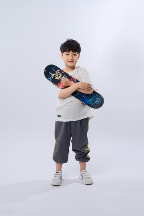 玩滑板的酷小孩高清图版权图片下载