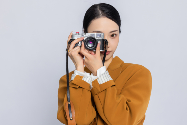 漂亮的女孩子正在拍照高清图