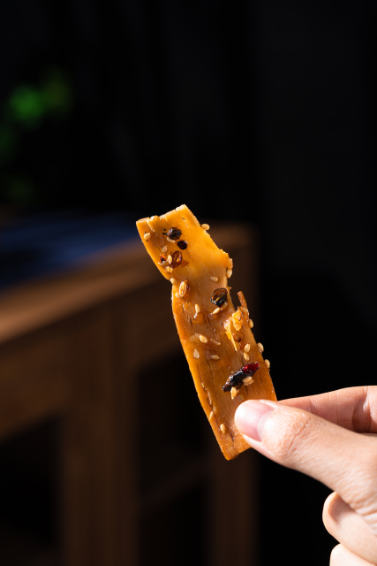 手拿一片炒锅饼特写实拍图