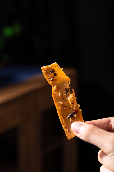 手拿一片炒锅饼特写实拍图