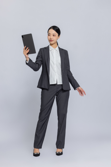 女性手拿书本职业照高清图