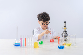 正在做科学实验的小男生高清图