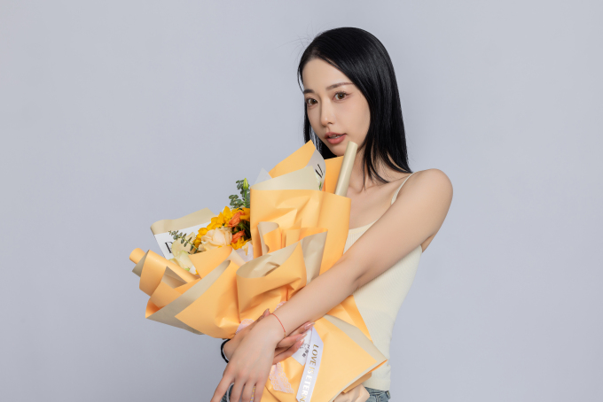 女生手捧花束实拍图