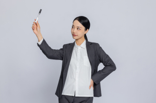 女性职业照手拿笔实拍图