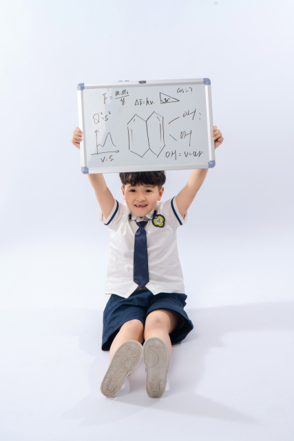 手举着写满字的白板高清图