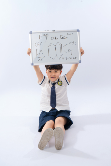 手举着写满字的白板高清图