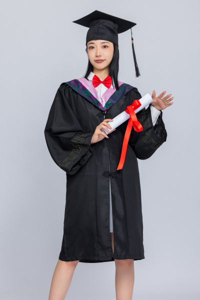 手拿学位证书的女孩图