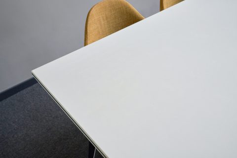 白色的桌椅特写图