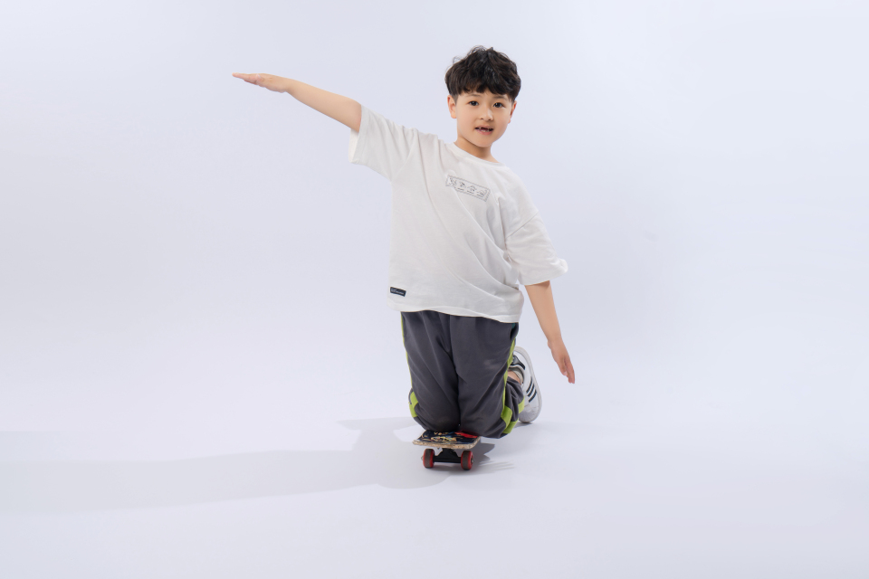 滑板放在脖子上的高清图