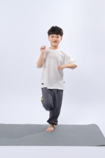 小男孩做锻炼的实拍图