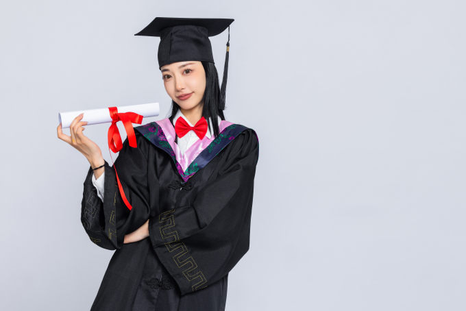 毕业季女孩自拍图