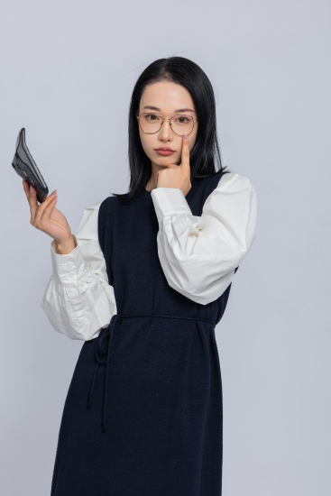 女性工作者穿黑色裙子实拍图