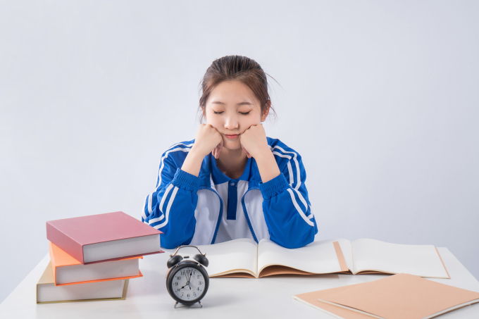 女高中生捂脸思考实拍图