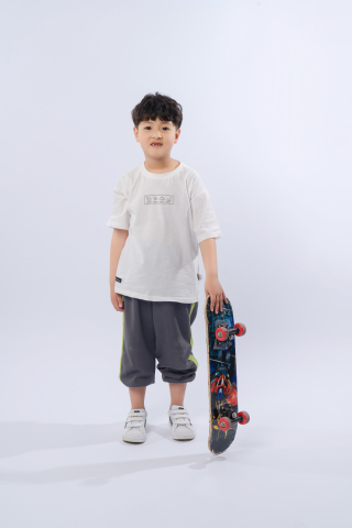 侧面坐滑板上小男孩写真图