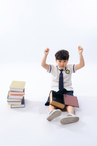 双手举过头顶的小学生高清图