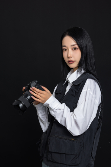 女摄影师近景实拍图