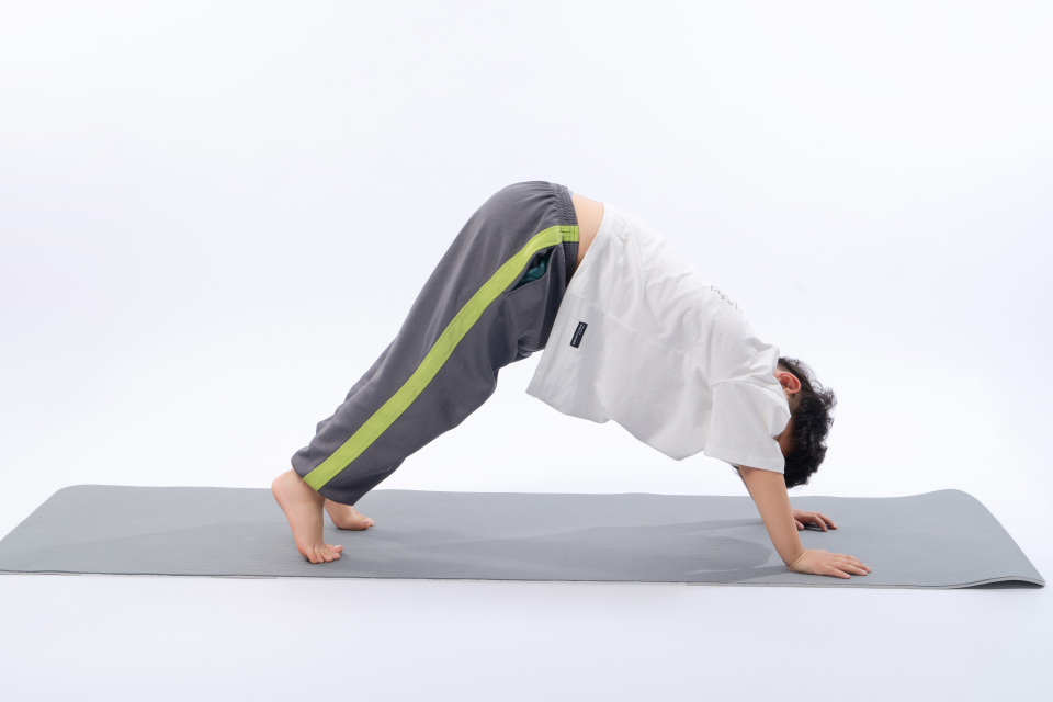 做拉伸的小学生实拍图